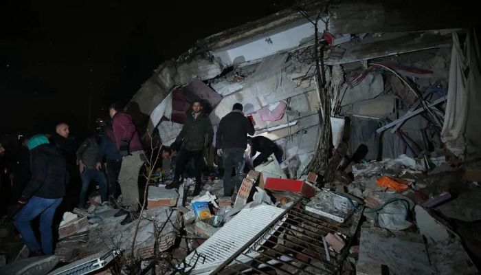 Terremoto de magnitude 7,8 mata mais de 1,6 mil na Turquia e Síria